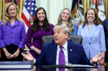 Trump iranski predlog za mir označil za smeti in dejal, da premirje 