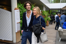 „Wenig Schlaf, viel Glück“: Sienna Miller bringt mit 44 Jahren ihr drittes Kind zur Welt