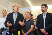 Sindikati začeli zbiranje podpisov v podporo pobudi za referendum o intervencijskem zakonu