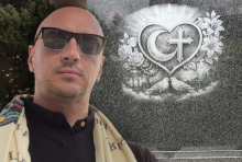 Sin žene čiji je spomenik oskrnavljen je poznati voditelj i direktor festivala! Koga je uvredio krst među spomenicima muslimanske veroispovesti u Šapcu?