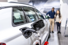 Pkw-Neuzulassungen: Mehr als jeder zweite ist ein E-Auto oder Hybrid