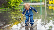 Wasserdichte Textilien: Matschhosen für Kinder: Wetterfeste Kleidung für den Spielplatz