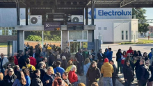 Electrolux, il ministero convoca l’azienda. Urso: “Crisi anche colpa del Green Deal. La risolveremo”