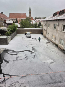 Arso izdal oranžno opozorilo pred vetrom, ki je že podiral drevesa. Ponekod tudi drobna toča.