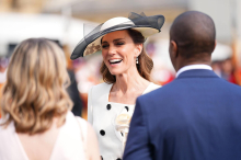 Erste Gartenparty im Buckingham Palace: Kate erschien in weißer Kombi