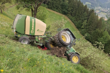 Traktor stürzte ab – Feuerwehr und Bauern eilten zur Hilfe