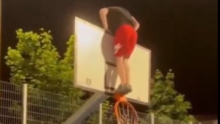 BLOKADERI RUŠE SVE PRED SOBOM! Jedan se popeo na tablu i razvalio koš - je l ovo borba za 