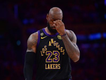 LeBron James je le skomignil z rameni