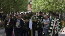 REKE LjUDI NA OPROŠTAJU OD LEGENDE ZVEZDE: Sahranjen Vladimir Cvetković (FOTO)