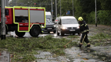 FOTO Apokaliptične scene u Zagrebu: Vjetar nosio stabla, krovove. Poplavile ceste...