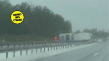 VIDEO Prevrnuo se kamion na A3: Kolona je od 5 kilometara