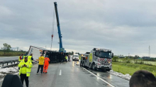 VIDEO Kamion se prevrnuo na A3: 'Pet sati čekamo u koloni. Sramota. Počeli su ga micati'