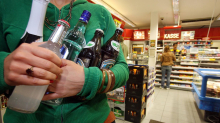 Alkoholverbot: „Die kleine Flasche an der Tankstelle ist kein harmloser Spontankauf“