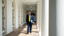 Trump reševanje vojne v Iranu seli v Peking; nafta 106 dolarjev