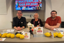 Fragenzeichen hinter pflegenden Angehörigen und Pflege-Masterplan 