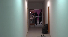 Mladoletnik, ki je na šolskem hodniku z nožem napadel dijakinjo, poslan v prevzgojni dom