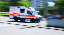 Unfall: Rettungswagen auf Einsatzfahrt kracht gegen Auto