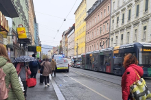 Frau starb: Straßenbahn fuhr los, Hand steckte noch in der Tür