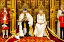 Britanski kralj Karel III. sredi politične krize predstavil vladni program
