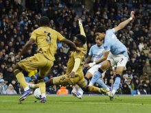 Manchester City še dve točki za Arsenalom, a s težjima zadnjima tekmecema