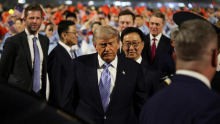 Prvi dan vrha Ši-Trump; trgovci z delnicami in nafto zadržano