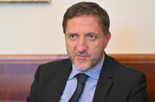 Vlada obravnavala nabor varčevalnih ukrepov, največ, 100 milijonov, naj bi privarčevali pri obrambi