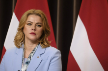 Po incidentu z ukrajinskimi letalniki in odhodu obrambnega ministra odstopila latvijska premierka