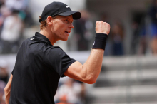 Tennis: Sinner mit Rekord und eine kuriose Szene beim Nachtkrimi