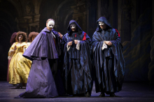 Ples v maskah, Verdijeva brezčasna opera o svetu, v katerem se resnica skriva za družbenimi maskami