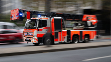 Feuerwehreinsatz: Brand in Obdachlosenunterkunft: mehrere Menschen verletzt