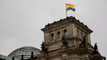Bundestagspräsidentin: Julia Klöckner hisst die Regenbogenflagge - einmal im Jahr