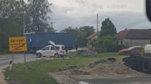 Kamion završio u grabi na ulazu u naselje Škrinjari, na snazi je posebna regulacija prometa