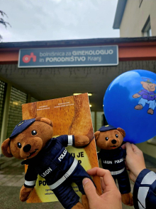 Policisti v enem dnevu rešili življenje in pomagali porodnici skozi gnečo