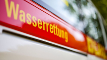Berlin-Friedrichshagen: Saunafloß brennt auf Müggelsee - fünf Verletzte