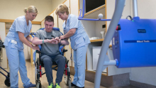 Medicinske sestre tarnajo. Koliko pa jih je in kakšne imajo plače
