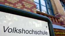Volkshochschule: 80 Jahre Volkshochschulen - Unterfinanzierung beklagt