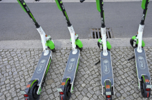 Jugendliche mit Schlagring im Schuh stahlen mehrere E-Scooter