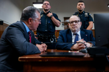Newyorško sodišče razveljavilo obsodbo Harveyja Weinsteina, ki ga je bremenila posilstva