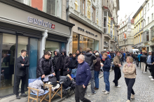 Swatch in Graz: Neue Taschenuhr sorgt für Schlange in der Sporgasse
