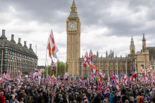 V Londonu na dveh ločenih protestih, v podporo Palestincem in proti priseljevanju, desettisoče ljudi