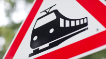 Keine Verletzten: An Bahnübergang: Regionalzug erfasst Auto