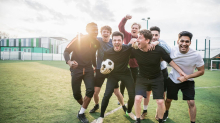 Gemeinsam leiden und jublen: Wie man Freunde über Sportvereine findet
