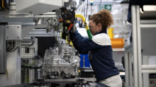 Auto, pressing del governo francese su Stellantis e Renault: “Utilizzino fornitori locali”