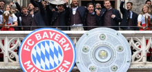 FC Bayern München: Bei der Meisterfeier starren die Stars auf ein XXL-Banner samt Beleidigung
