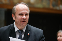 Skupina EPP-ja razmišlja o dodatnih sankcijah proti Grimsu, doletela bi ga lahko celo izključitev