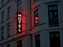 ČAČANIN TUŽIO HOTEL JER SU NJEGOVOJ ŽENI OTKRILI S KIM JE PROVEO NOĆ: Dosad nezapamćen slučaj stigao i pred sud, zaplet je za film