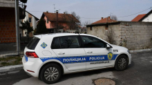 HOROR U BIH Muškarac punicu ubio pištoljem i teško ranio suprugu. Ozlijedio je i sebe