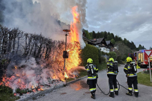 Direkt neben einer Tankstelle in Kärnten brach Feuer aus