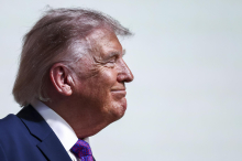 Trump sporočil, da je na prošnjo zalivskih monarhij preložil načrtovani novi napad na Iran