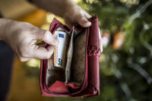 Mit Straßenkarte abgelenkt: Trickdieb stiehlt Kärntnerin Brieftasche